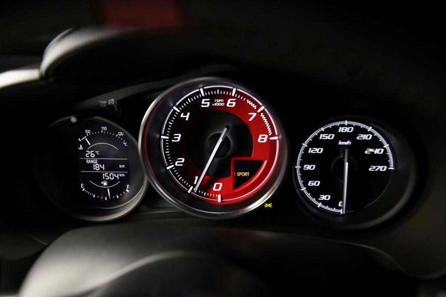 Панель приборов Abarth 124 Spider (348) 2016 года  (AU) (фото 15 из 40)